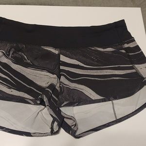 Lululemon Speed Up Shorts 2.5" - Size 6